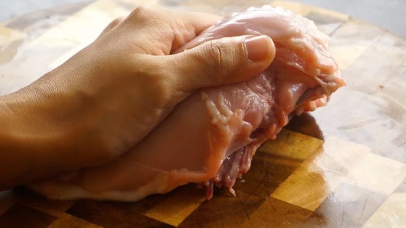 Sơ chế nguyên liệu nấu mì Quảng