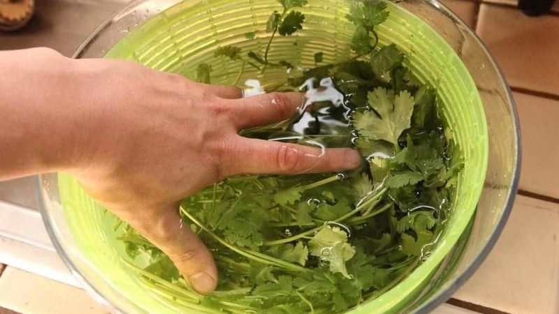 Rửa sạch các loại rau thơm và rau sống ăn kèm