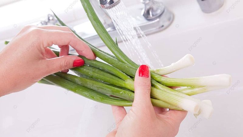 Sơ chế, rửa sạch hành lá