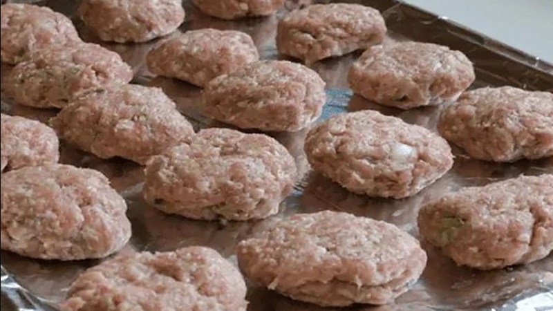 Tạo hình thịt viên làm bún chả
