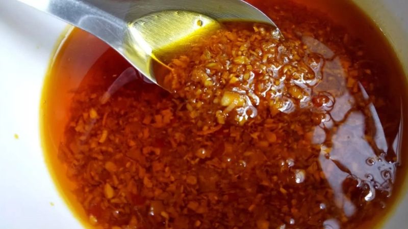 Thành phẩm hũ sa tế cay tê, thơm lừng