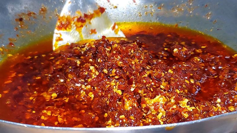 Xào ớt đều tay trên chảo