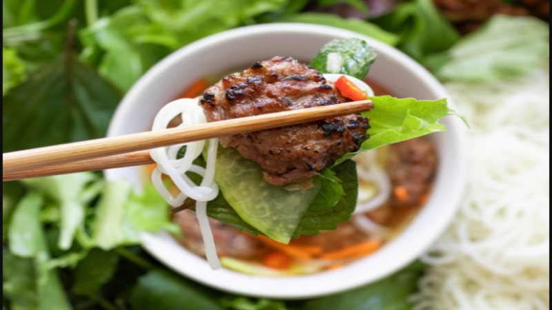 Thưởng thức bún chả chấm