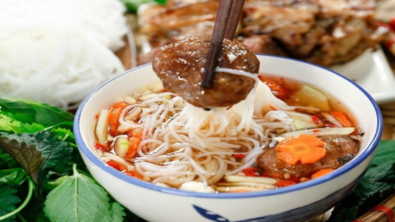 Thưởng thức bún chả chan