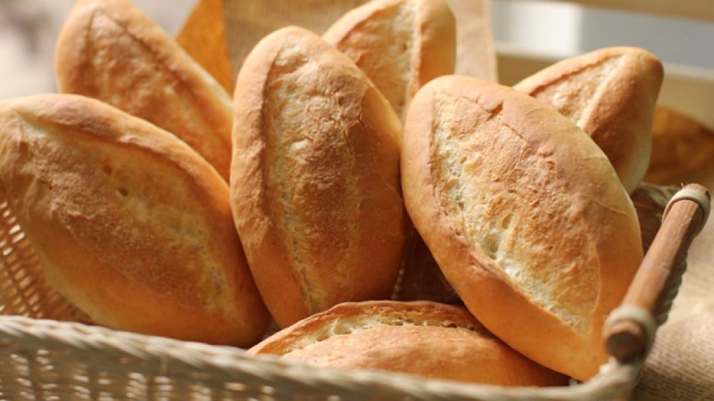 Thưởng thức thành phẩm bánh mì mới ra lò
