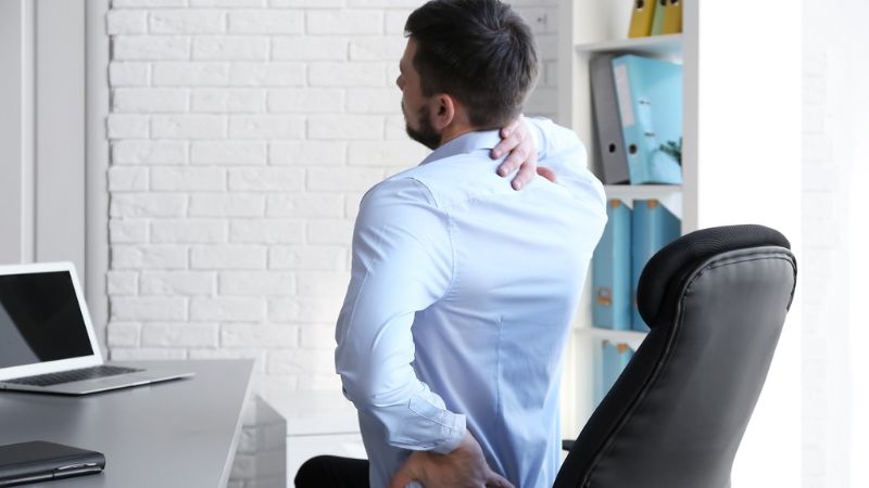 tránh ngồi hoặc đứng quá lâu