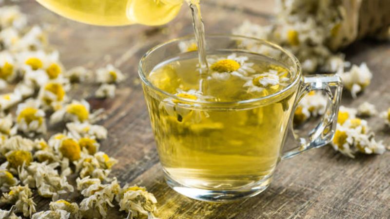 trị đau họng với trà hoa cúc