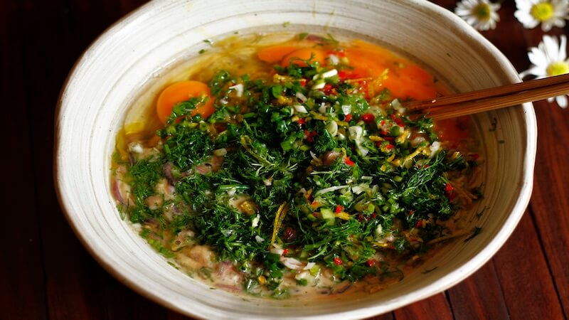 trộn hỗn hợp chả rươi