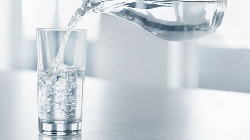 uống đủ nước hạ men gan