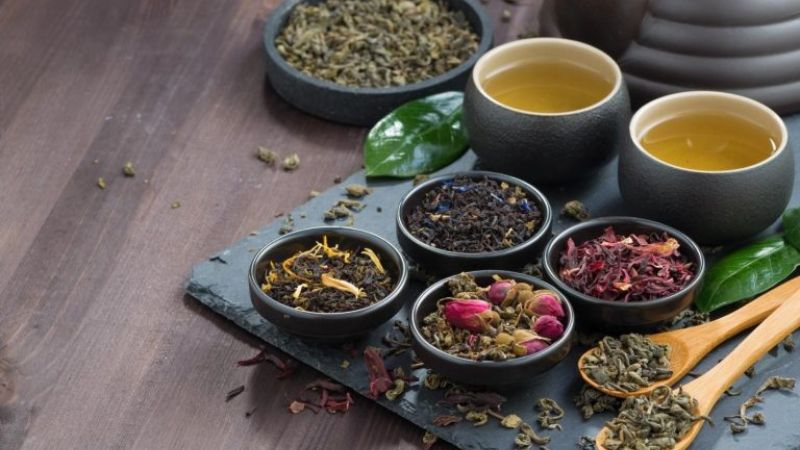 uống nước ấm trà thảo dược giảm đầy bụng