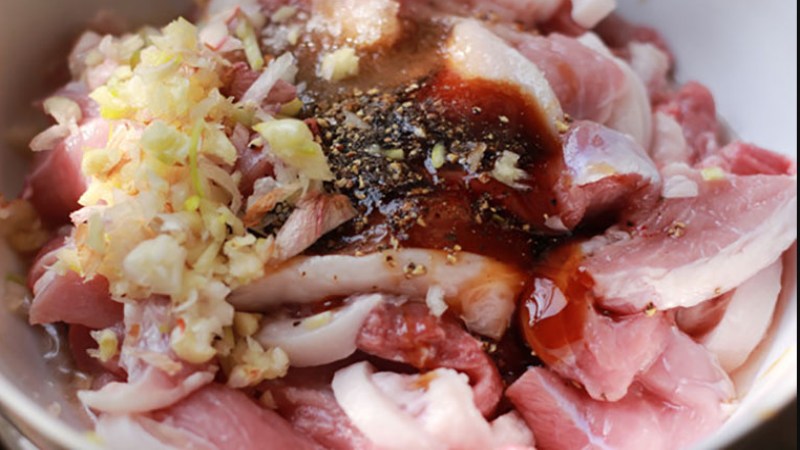 Ướp thịt làm bún chả