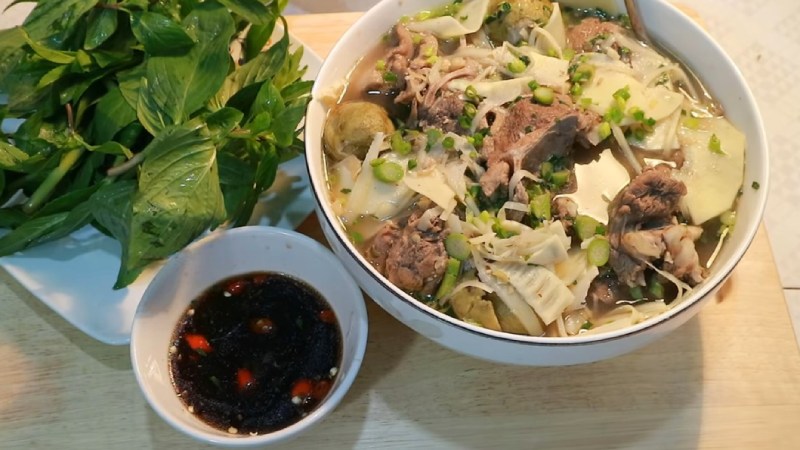 Vịt om sấu măng