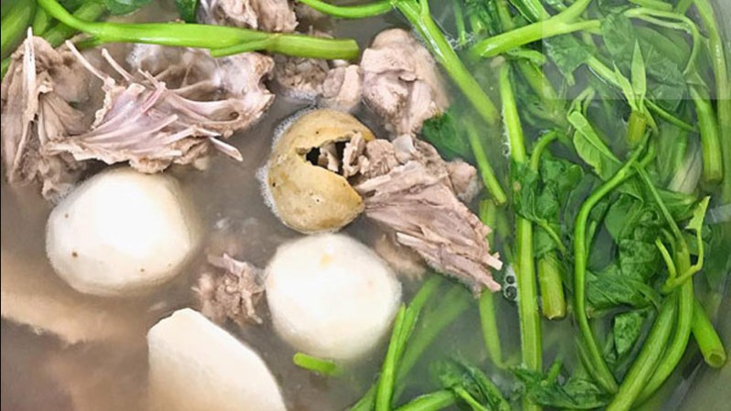 Vịt om sấu rau muống