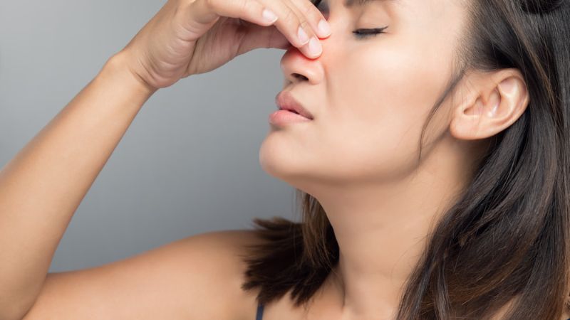 xoa bóp nhẹ nhàng vùng mũi