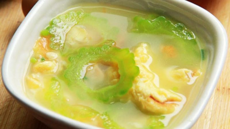 Cách nấu canh khổ qua cắt lát với trứng