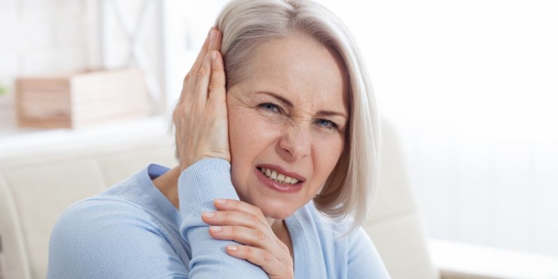 cách chữa nước vào tai bị ù khi tắm