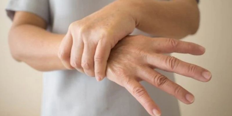 nguyên nhân và cách chữa bệnh run tay ở người trẻ
